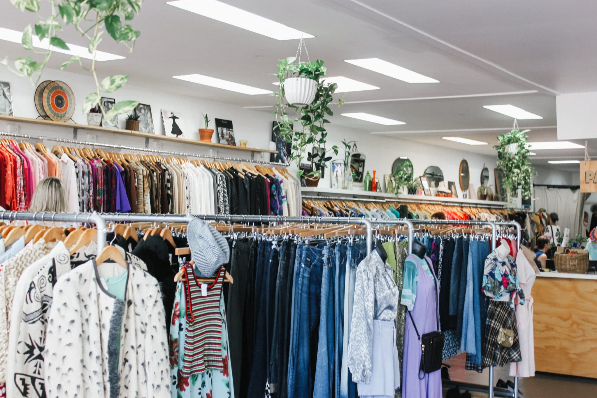 Roupas em cabides organizadas